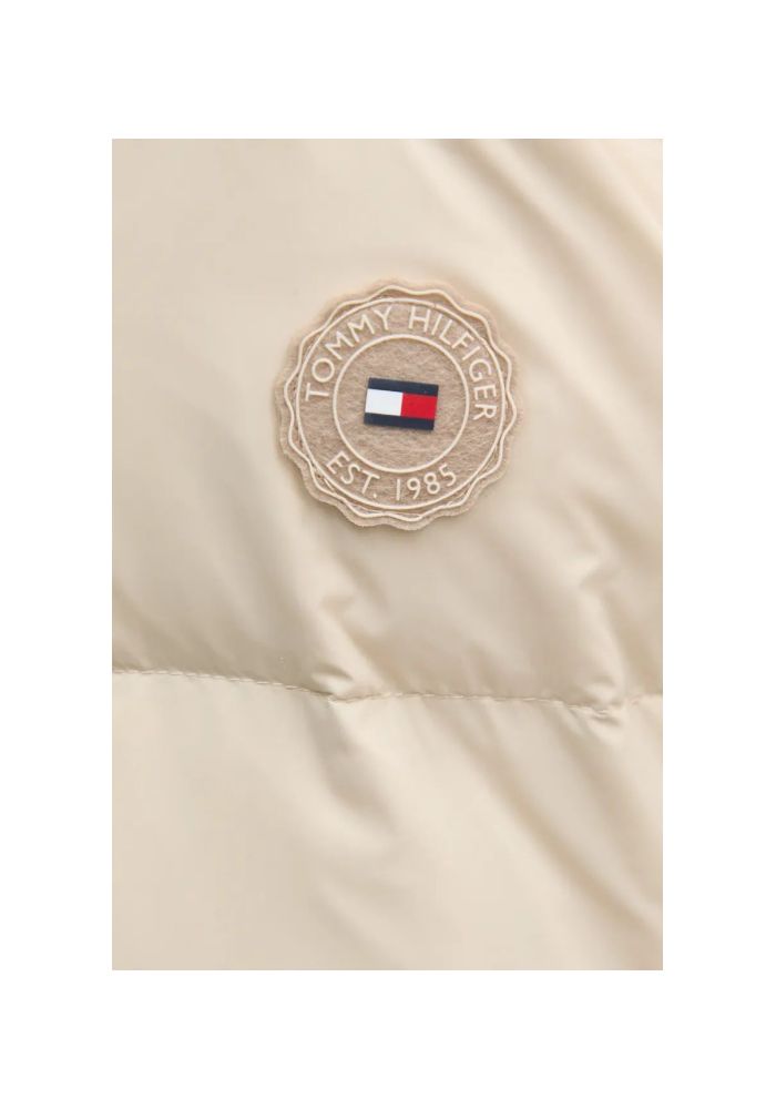 tommy-hilfiger-fouskoto-mpoufan-beige-5
